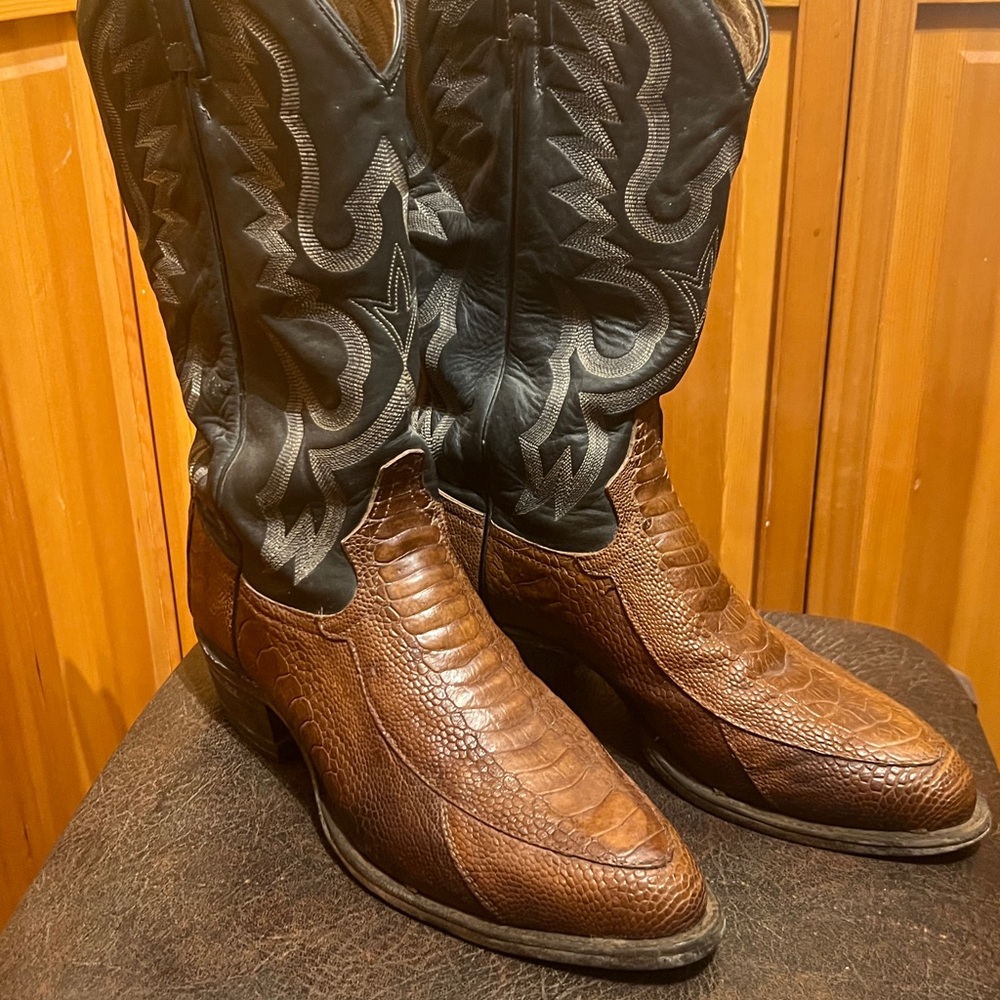 Tony Lama Ostrich Leg have never seen a pair done this way…